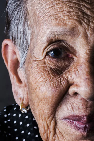 Sênior solitário mulher sorrindo na câmera — Fotografia de Stock