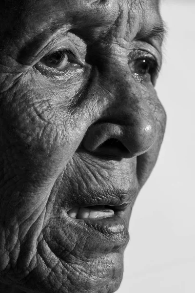 Eenzame senior vrouw portret triest depressief, emotie, gevoelens, doordachte, senior, oude vrouw, wacht, sombere, bezorgd, die betrekking hebben op haar gezicht, menselijk gezicht uitdrukkingen, geïsoleerde zwarte achtergrond — Stockfoto