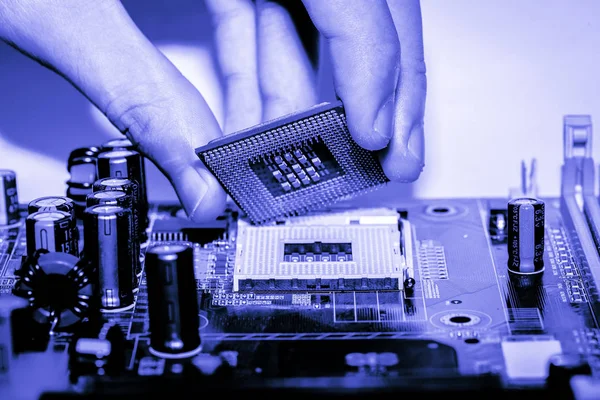 Primer plano de los circuitos electrónicos en tecnología en el fondo de la placa principal (placa principal, placa base de la CPU, placa lógica, placa del sistema o mobo ) — Foto de Stock