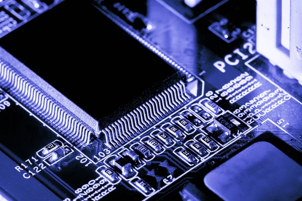 Primer plano de los circuitos electrónicos en tecnología en el fondo de la placa principal (placa principal, placa base de la CPU, placa lógica, placa del sistema o mobo ) — Foto de Stock