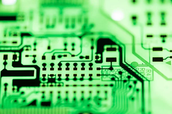 Primo piano dei circuiti elettronici in tecnologia su sfondo Mainboard (scheda principale, scheda madre cpu, scheda logica, scheda di sistema o mobo ) — Foto Stock