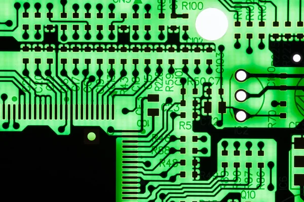 Primer plano de los circuitos electrónicos en tecnología en el fondo de la placa principal (placa principal, placa base de la CPU, placa lógica, placa del sistema o mobo ) —  Fotos de Stock