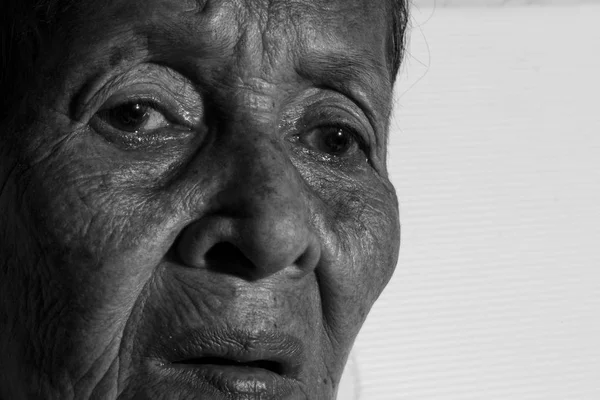 Ritratto donna anziana solitaria triste depresso, emozione, sentimenti, premuroso, anziano, vecchia, attendere, cupo, preoccupato, coprendo il viso, espressioni del volto umano — Foto Stock