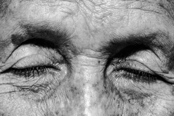 Одинокая пожилая женщина портрет грустная депрессия, эмоции, чувства, вдумчивый, старший, старуха, подождите, мрачный, беспокойный, покрывающий ее лицо, человеческое выражение лица — стоковое фото
