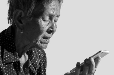 Smartphone oynayan kadın kıdemli 