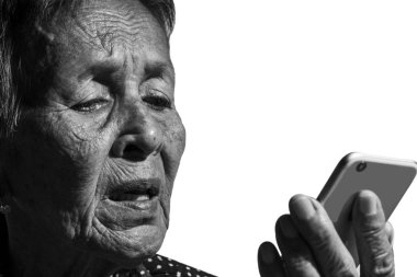 Smartphone oynayan kadın kıdemli 