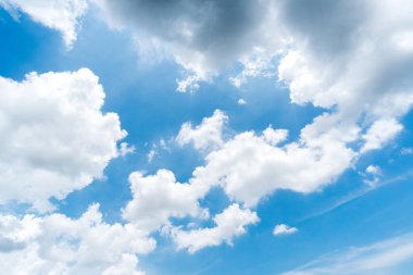 Açık mavi gökyüzü arka plan, arka plan, karanlık fırtına bulutları ile bulutlar