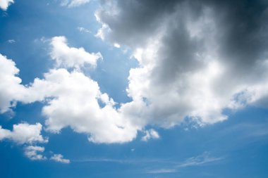 Açık mavi gökyüzü arka plan, arka plan, karanlık fırtına bulutları ile bulutlar