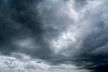 Açık mavi gökyüzü arka plan, arka plan, karanlık fırtına bulutları ile bulutlar