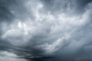 Açık mavi gökyüzü arka plan, arka plan, karanlık fırtına bulutları ile bulutlar