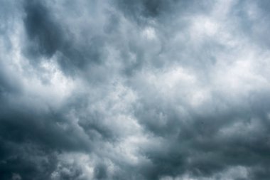 Açık mavi gökyüzü arka plan, arka plan, karanlık fırtına bulutları ile bulutlar