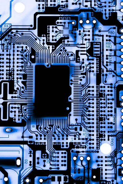 Primer plano de los circuitos electrónicos en tecnología en el fondo de la computadora de la placa principal (placa lógica, placa base de la CPU, placa principal, placa del sistema, mobo ) — Foto de Stock