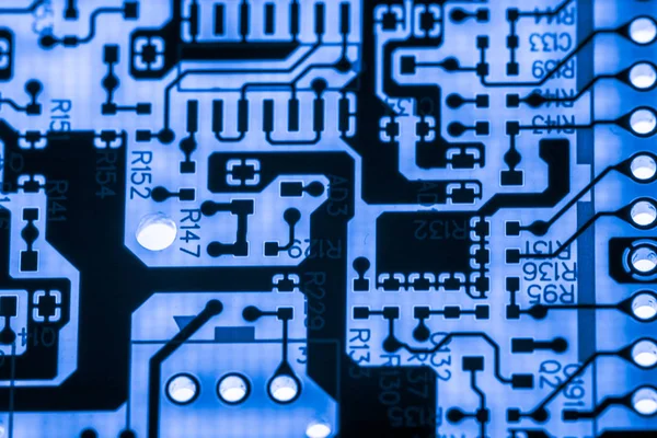 Primer plano de los circuitos electrónicos en tecnología en el fondo de la computadora de la placa principal (placa lógica, placa base de la CPU, placa principal, placa del sistema, mobo ) —  Fotos de Stock