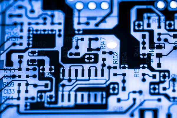 Primer plano de los circuitos electrónicos en tecnología en el fondo de la computadora de la placa principal (placa lógica, placa base de la CPU, placa principal, placa del sistema, mobo ) —  Fotos de Stock