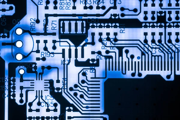Primer plano de los circuitos electrónicos en tecnología en el fondo de la computadora de la placa principal (placa lógica, placa base de la CPU, placa principal, placa del sistema, mobo ) —  Fotos de Stock