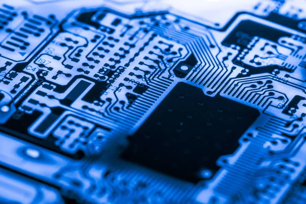 Primer plano de los circuitos electrónicos en tecnología en el fondo de la computadora de la placa principal (placa lógica, placa base de la CPU, placa principal, placa del sistema, mobo ) —  Fotos de Stock