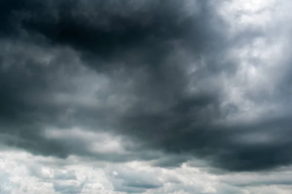 Podłoże czyste, Błękitne niebo, chmury z tłem, ciemne chmury burzowe — Zdjęcie stockowe