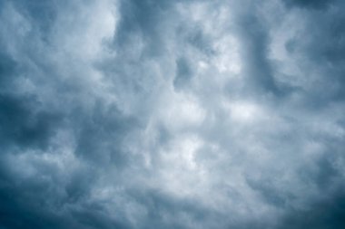 Açık mavi gökyüzü arka plan, arka plan, karanlık fırtına bulutları ile bulutlar