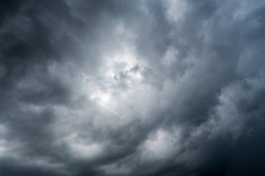 Açık mavi gökyüzü arka plan, arka plan, karanlık fırtına bulutları ile bulutlar