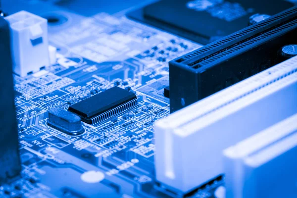 Primer plano de los circuitos electrónicos en tecnología en el fondo de la computadora de la placa principal (placa lógica, placa base de la CPU, placa principal, placa del sistema, mobo ) — Foto de Stock