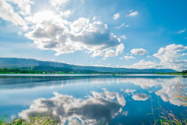 Liggande klarblå himmel, moln med bakgrund — Stockfoto