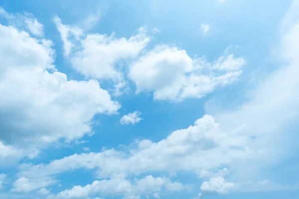 ท้องฟ้าสีฟ้าที่ชัดเจน เมฆที่มีพื้นหลัง — ภาพถ่ายสต็อก