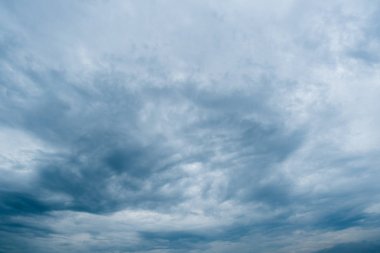 arka plan, çok karanlık bulutlar karanlık fırtına bulutları, siyah gökyüzü kara bulutlar bir gök gürültüsü önce arka plan arka plan ile güneş ışığı ile bulutlar.