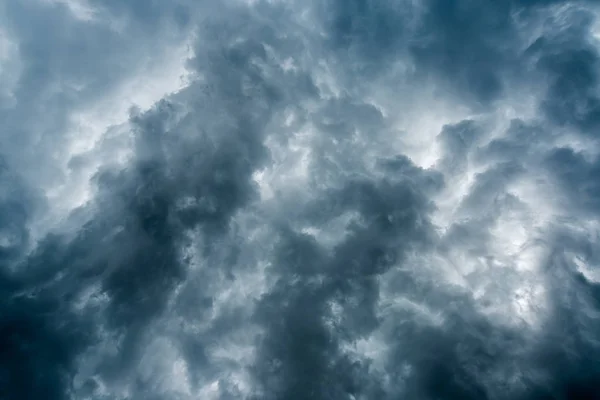 Nuvole con sfondo, luce solare attraverso nuvole molto scure sfondo di nubi buie tempesta, cielo nero sfondo di nuvole scure prima di un tuono . — Foto Stock
