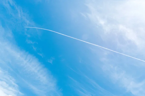 Klaren blauen Himmel Hintergrund, Wolken mit Hintergrund. — Stockfoto