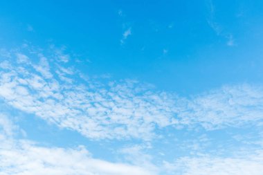 Açık mavi gökyüzü arkaplanı, arka planda bulutlar.