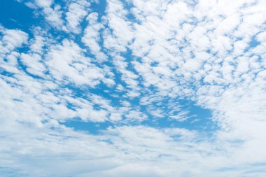 Açık mavi gökyüzü arkaplanı, arka planda bulutlar.