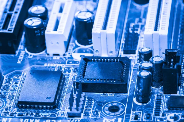 Resumen, De cerca en los circuitos electrónicos, vemos la tecnología de la placa base, que es el trasfondo importante de la computadora. (placa lógica, placa base de la CPU, placa principal, placa del sistema, mobo ) —  Fotos de Stock