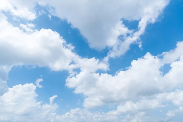 Klaren blauen Himmel Hintergrund, Wolken mit Hintergrund. — Stockfoto