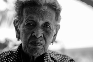 Yalnız üst düzey kadın, yaşlı, yaşlı kadın, onun yüz, insan yüz ifadeleri kapsayan duygular, düşünceli, portre üzgün depresif, bekle, kasvetli, endişeli,