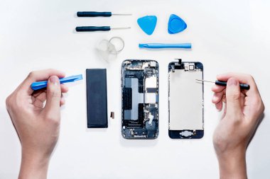 Belgili tanımlık smartphone zarar ve tamirci eller tarafından izole üzerinde beyaz arka plan ayakta hangi araçları akıllı telefon tamir gerek yapıldı..