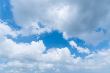 Açık mavi gökyüzü arkaplanı, arka planda bulutlar.