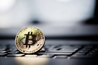 Altın Bitcoin para üstünde bilgisayar.