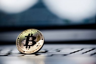 Altın Bitcoin para üstünde bilgisayar.
