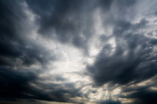 Nubi buie di tempesta, nuvole con sfondo, nuvole scure prima di un temporale . — Foto Stock