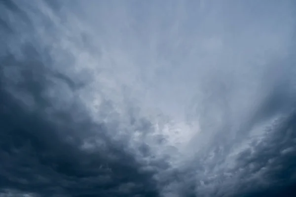 Nuvens escuras de tempestade, nuvens com fundo, nuvens escuras antes de uma tempestade de trovão . — Fotografia de Stock