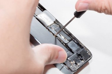 Belgili tanımlık smartphone zarar ve tamirci eller tarafından izole üzerinde beyaz arka plan ayakta hangi araçları akıllı telefon tamir gerek yapıldı..
