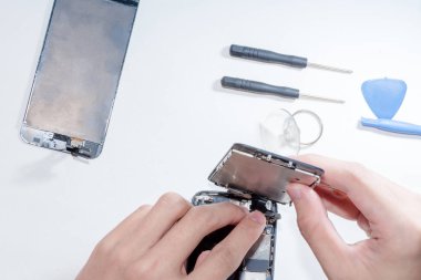 Belgili tanımlık smartphone zarar ve tamirci eller tarafından izole üzerinde beyaz arka plan ayakta hangi araçları akıllı telefon tamir gerek yapıldı..