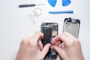 Belgili tanımlık smartphone zarar ve tamirci eller tarafından izole üzerinde beyaz arka plan ayakta hangi araçları akıllı telefon tamir gerek yapıldı..