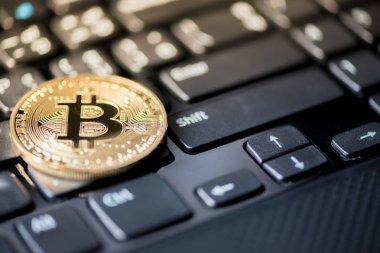 Abstract, Golden Bitcoin para üstünde bilgisayar.