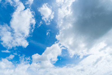 Açık mavi gökyüzü arkaplanı, arka planda bulutlar.