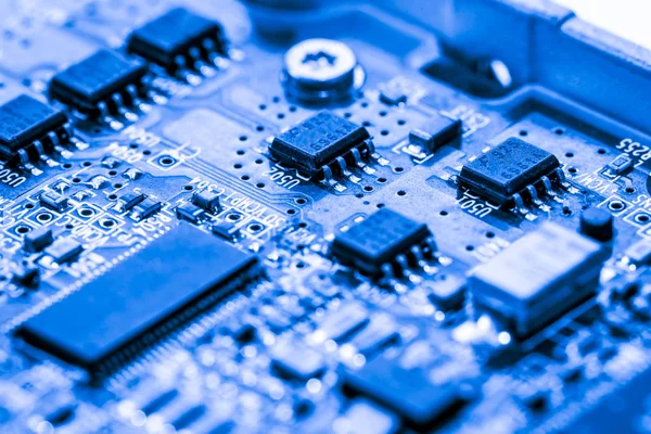 Resumen, De cerca en los circuitos electrónicos, vemos la tecnología de la placa base, que es el trasfondo importante de la computadora. (placa lógica, placa base de la CPU, placa principal, placa del sistema, mobo ) — Foto de Stock