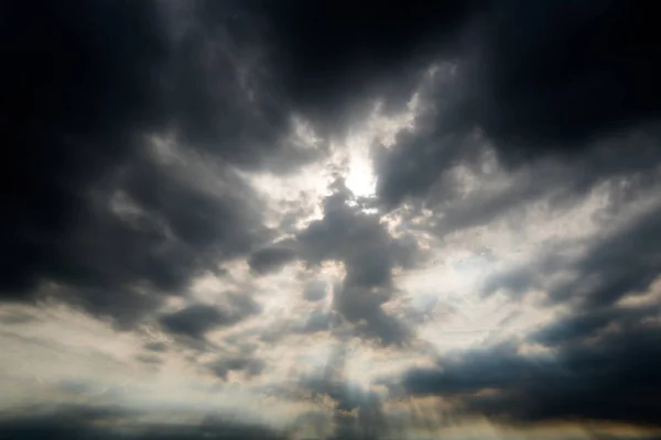 Nubi buie di tempesta con sfondo, nuvole scure prima di un temporale. — Foto Stock