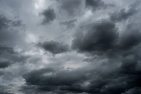 Nuages orageux sombres avec fond, nuages sombres avant un orage. — Photo