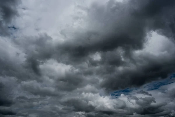 Nuages orageux sombres avec fond, nuages sombres avant un orage. — Photo