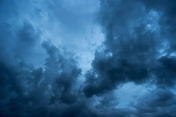 Tmavé bouřkové mraky s pozadím, tmavé mraky před bouří. — Stock fotografie